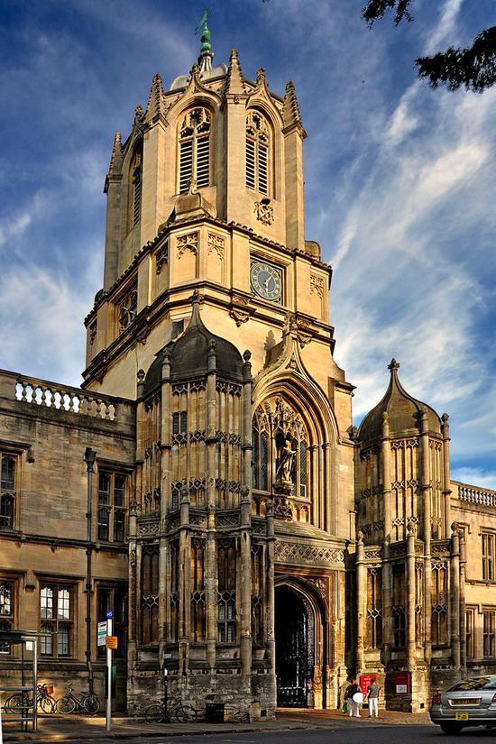 英国牛津大学高耸的校门.