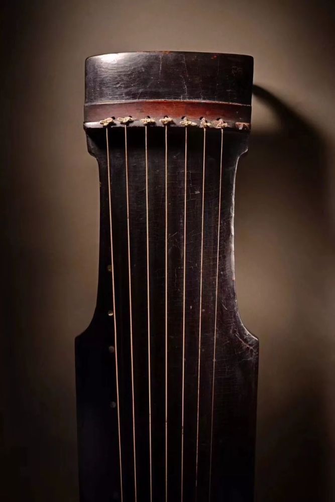 陶渊明不会弹琴,也要长年在家中放一把无弦琴,每逢酒酣意适,轻轻抚摸