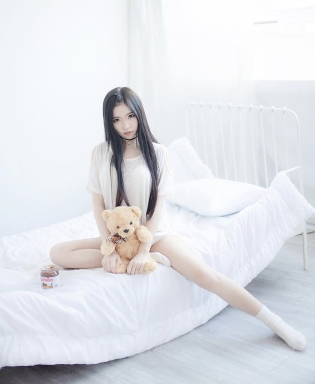 摄影师拍摄白衣翩翩的韩国美少女私房写真 网友除了衣服像脸也像