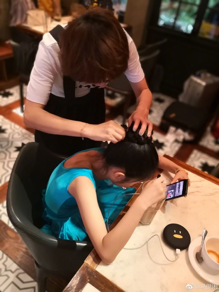 马伊琍|马伊琍分享与女儿欢乐时光，母女勾肩搭背似姐妹，爱马为妈妈拍照好温馨