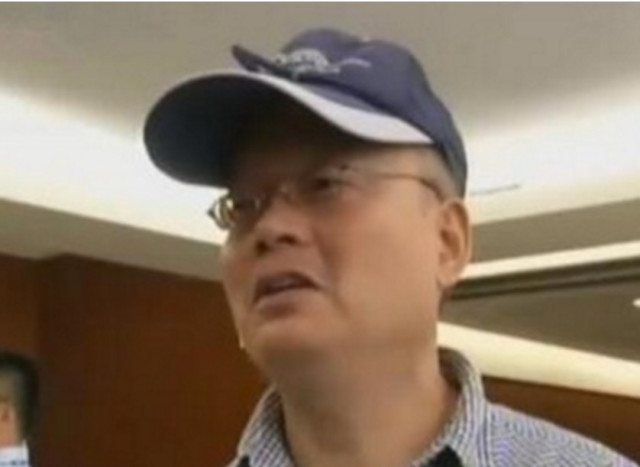 中国近视度数最高纪录三人,最高近视4800度,光镜片就砖块那么厚!