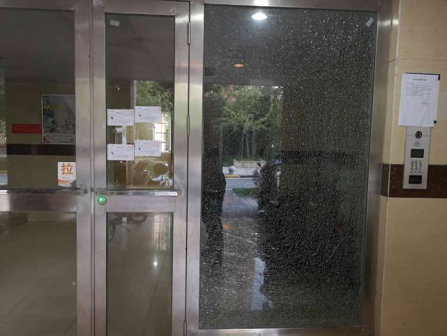 居民楼入户大厅玻璃墙皲裂，原是业主骑电动车进门撞坏