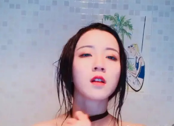 莉哥这次真的是慌了,直接晒出自己"沐浴照",网友:水真多