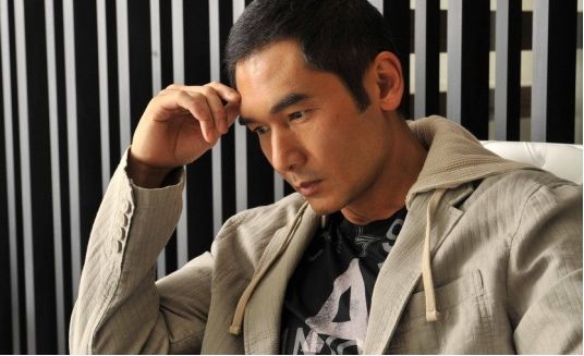 他是香港李察基尔,拍戏30年人气不输当年,如今一家三口真幸福