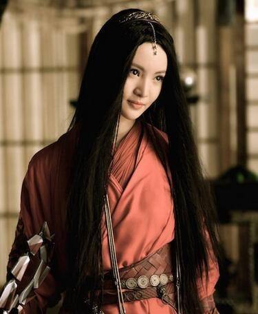 相传虞姬容颜倾城,才艺并重,舞姿美艳,并有"虞美人"之称.