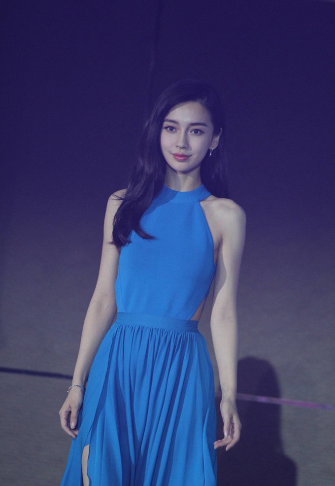 angelababy蓝色连衣裙出席活动,未修图照曝光非常惊艳
