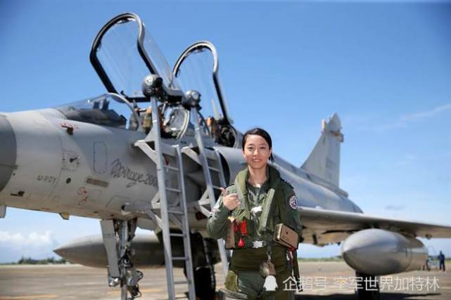台军3位美女飞行员第一次集体曝光 驾驭幻影f16经国战斗机