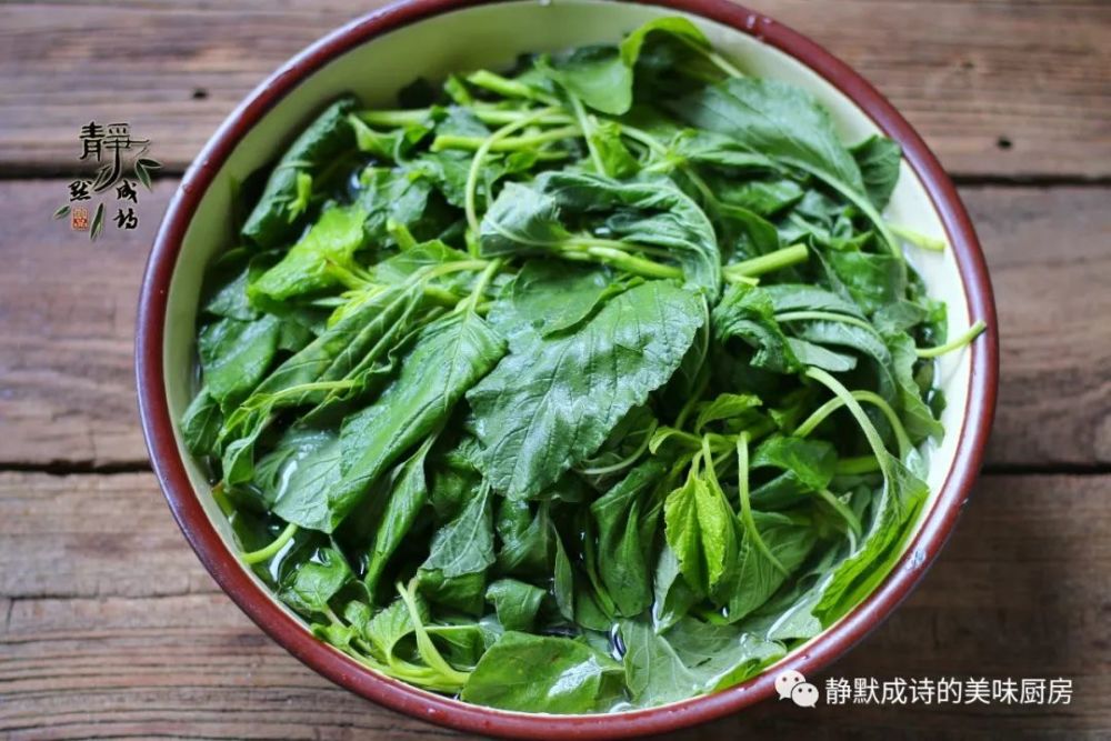 1,这是我从菜市场买来的野生苋菜,1块钱1把,我买了两把,回家清洗之后