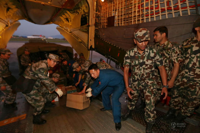 中国空军飞越珠峰驰援尼泊尔