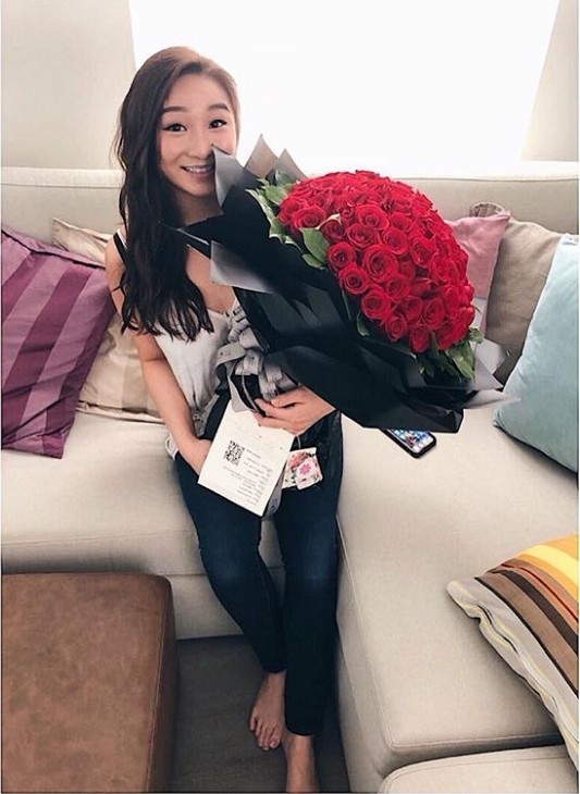 从梁静曦的动态中可以得知,这是她与妹妹的27岁生日.