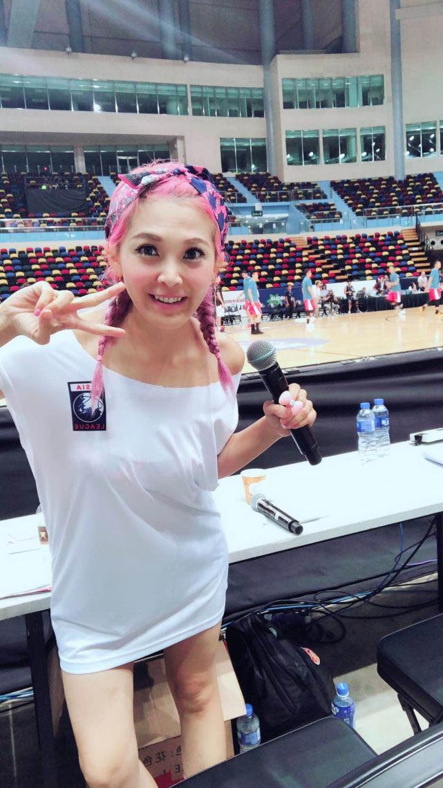 陈怡吟记者:那你有没有非常喜欢的篮球运动员或者体育界明星呢?