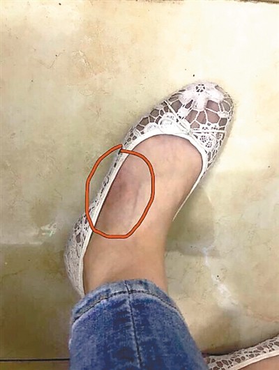 男子轻轨上忙着玩手机怕错过下车一脚把女孩脚踩青