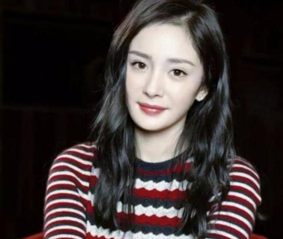 杨幂"蛇形坐姿"走红,众人争相模仿,网友:臣妾做不到啊!