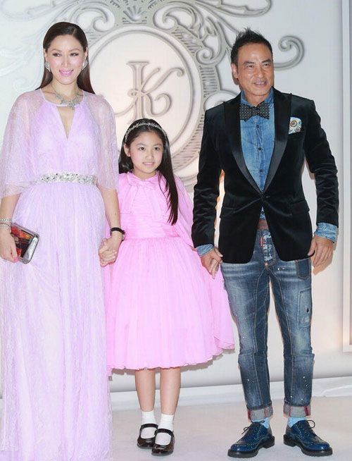 她脸长颧骨高,嫁帅气影帝浪漫了21年,如今已是