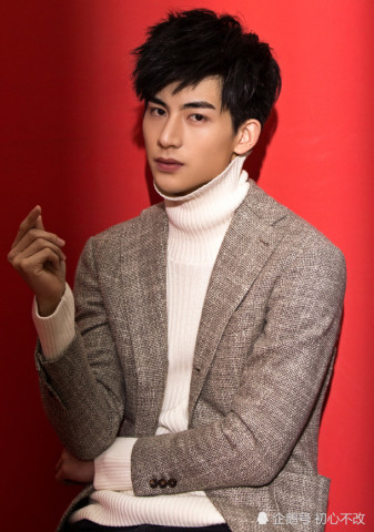 他是《无法拥抱的你》中的崔俊秀,获贾乃亮力捧,出演《全职高手》引