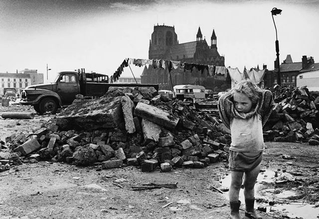 在你瞧不起的贫穷中,雪莉·贝克记录下了他们的欢声笑语