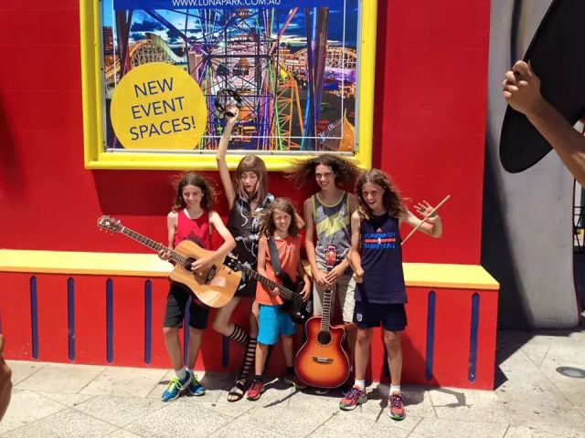 澳洲少年四兄弟乐队爆红:天生爱摇滚