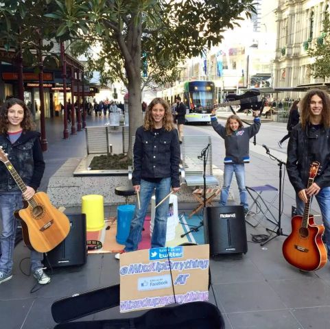 澳洲少年四兄弟乐队爆红:天生爱摇滚