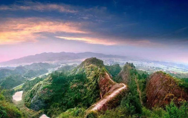 新四军平江通讯旧址位于平江县嘉义镇上街,坐北朝南,始建于清末,旧址