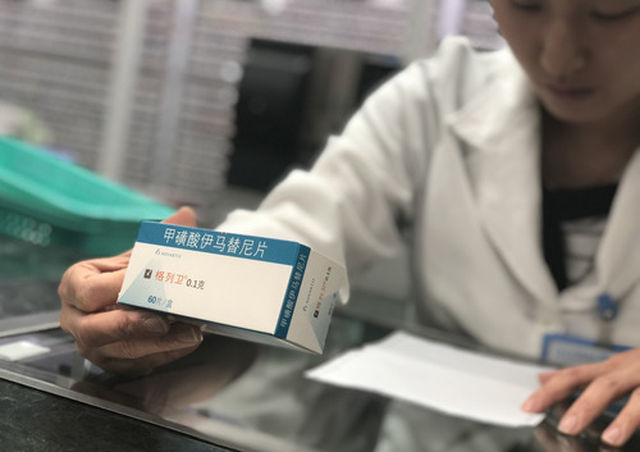 广东省人民医院药师遵照医嘱核对抗癌药物（7月19日摄）。新华社发