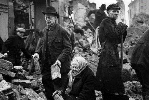 一战结束后召开了巴黎和会,会议上德国做为战败国,根本没有德国说话的