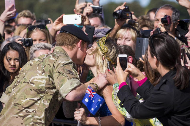 英哈里王子遭悉尼少女当场索吻求婚
