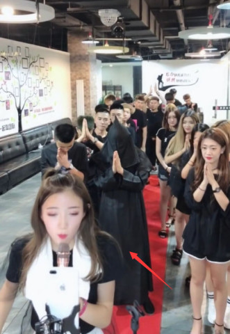 惊爆!快手小伊伊直播间出现神秘黑衣人,感动