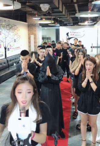 惊爆!快手小伊伊直播间出现神秘黑衣人,感动