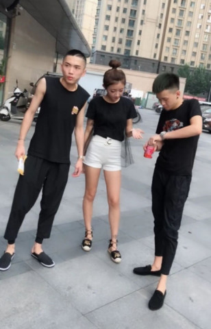 惊爆!快手小伊伊直播间出现神秘黑衣人,感动