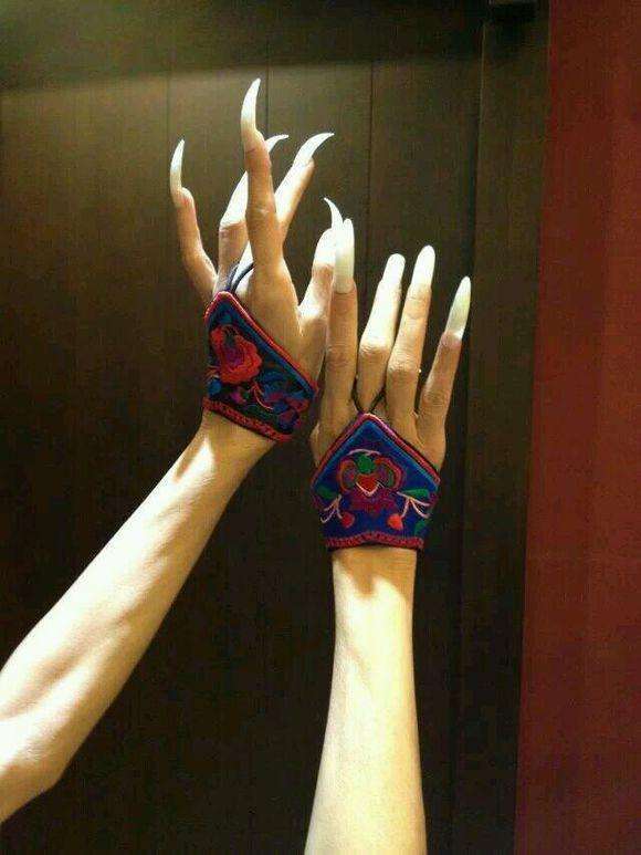 61岁杨丽萍素颜近照曝光又瘦了用九阴白骨爪逗狗画面惊悚