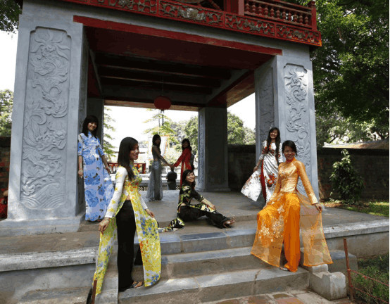 柬埔寨姑娘来中国旅游发现中国女人地位高,排
