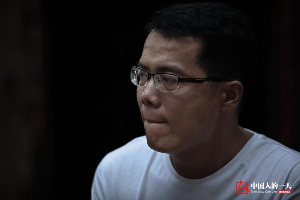 中国人的一天丨工资不够药费 开胸验肺第一人