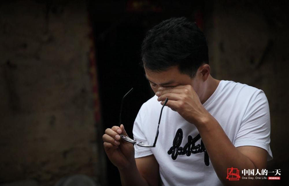 中国人的一天丨工资不够药费 开胸验肺第一人