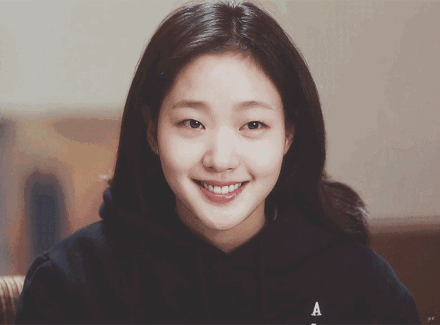 王丽坤作为小脸的扛把子,亲自教脸大五官小的姑娘瘦脸