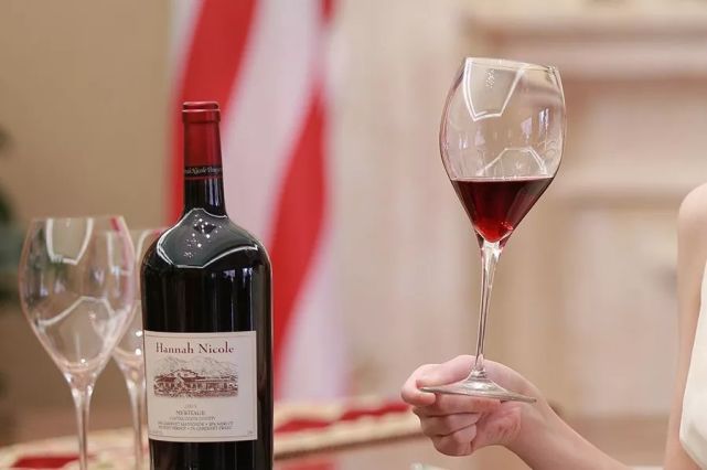 摇杯,优雅的品酒艺术