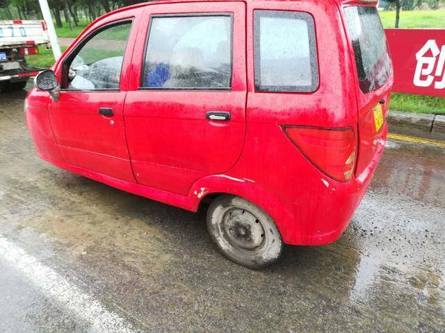 沈阳铁西路面突然塌陷 "小蹦蹦"陷进去了