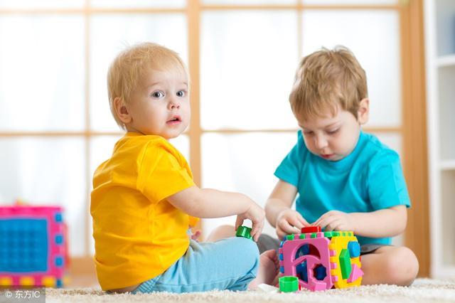 在孩子这个年龄送去幼儿园内心很容易自卑 父