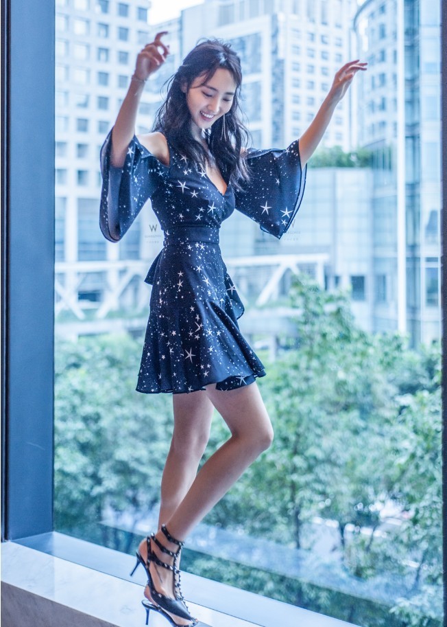 1米72的王紫璇,把破洞裤"塞"短靴里,洋气又显高!