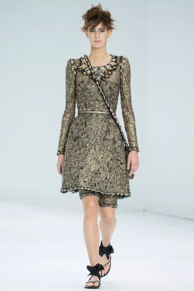 秋冬高级定制系列lemarié山茶花及羽饰坊,负责处理脆弱的羽毛装饰