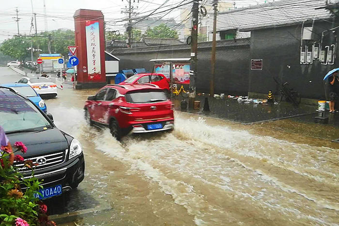 石景山与门头沟交汇处暴雨如注瞬间成海