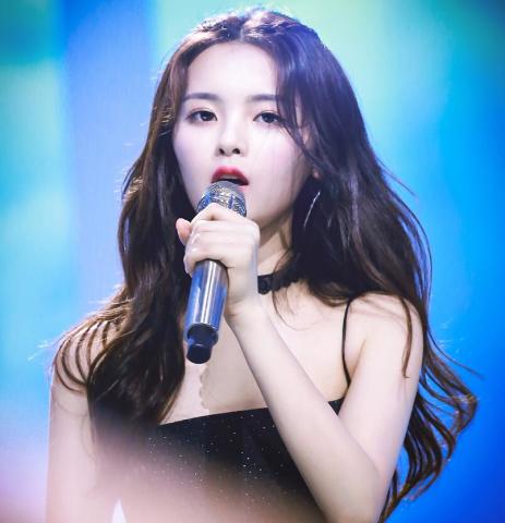 杨超越新歌在破音边缘试探,被坑了?编曲老师的