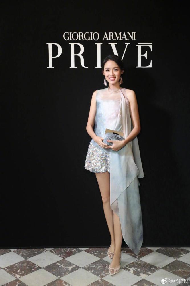 她是中国首位世姐,被称合影杀手,今升级妈妈依旧美成元气少女