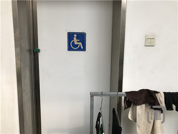 网上总会出现一些所谓的段子神图,比如未设置无障碍通道的银行门口
