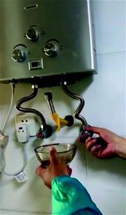 楼下将热水器进气管和进水管接反 楼上天然气