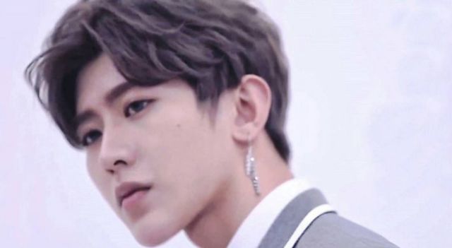 蔡徐坤的机场照片,为什么这么与众不同,吸粉无