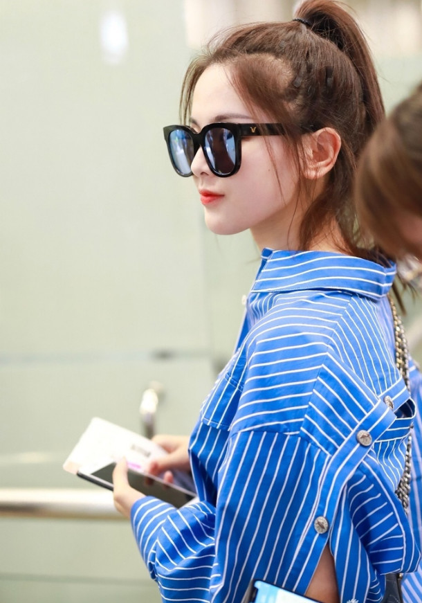 杨超越紧身热裤性感亮相 网友:一身名牌,都不好