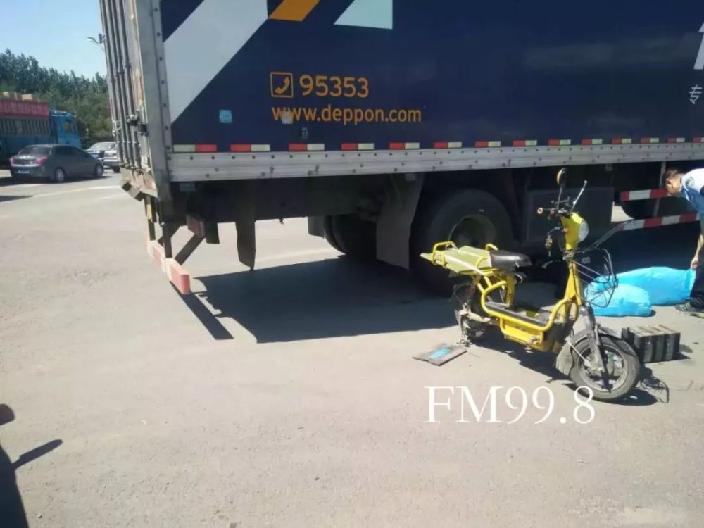 德邦物流车撞上德邦快递员致其身亡