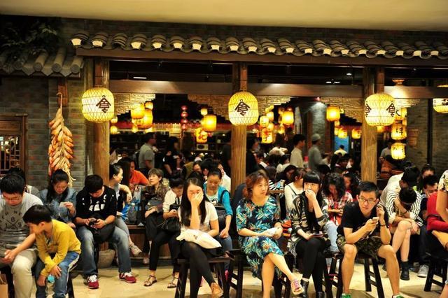 中国大中城市排队吃饭排行榜 年轻单身绝不自己下厨做顿饭 中国新闻周刊 图虫创意 做饭