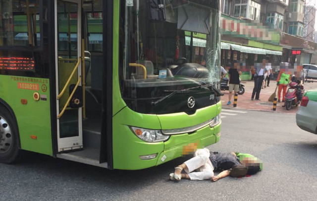 鞍山一女子被公交车撞倒在地 公交车风挡玻璃开裂