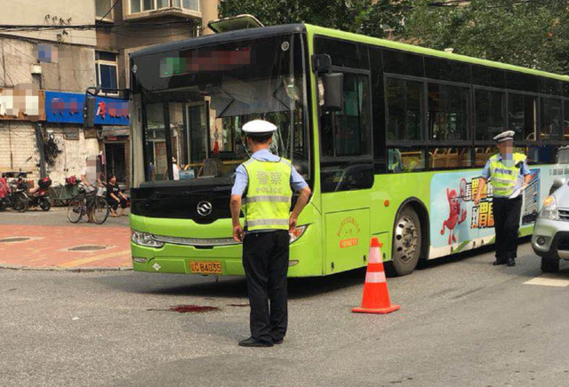 鞍山一女子被公交车撞倒在地 公交车风挡玻璃开裂